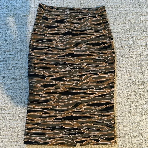 Carine Roitfeld Paris for Uniqlo pencil skirt in army green size 2 - Picture 2 of 12
